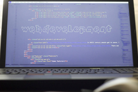 日落之窗 一位現(xiàn)代網(wǎng)絡(luò)開發(fā)者的光影工作臺(tái)